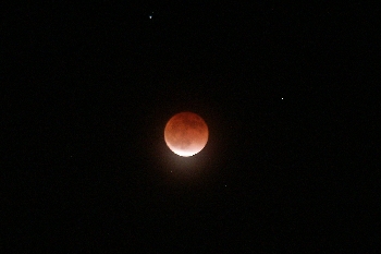 Die Sonne scheint wieder auf den Mond