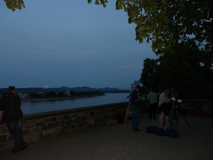 Mitglieder der Volkssternwarte Bonn beobachtern den Mondaufgang, aufgenommen um 20.57 MESZ am Alten Zoll