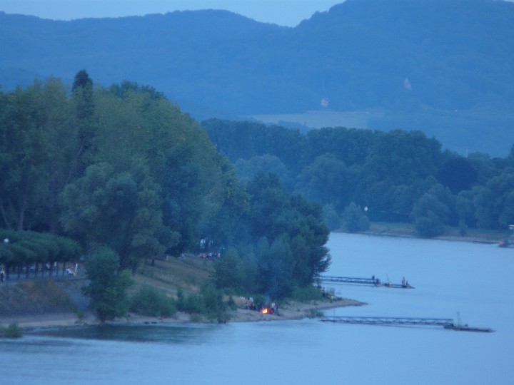 Eines der zahlreichen Grillfeuer, die an warmen Sommerabenden am Rheinufer brennen, aufgenommen um 20.59 MESZ am Alten Zoll