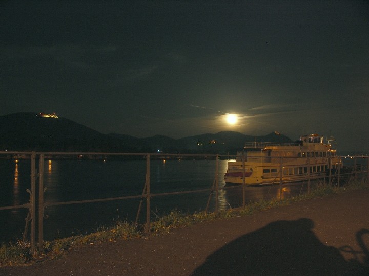 Vollmond am 20.04.2008 um 22.04 MESZ am Rheinufer unterhalb der Bastei in Bonn Bad-Godesberg