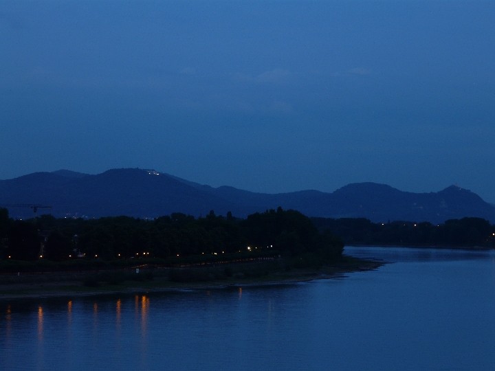 Das Siebengebirge in der "Blauen Stunde"