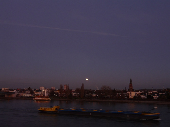 Der partiell verfinsterte Mond über der Skyline von Beuel