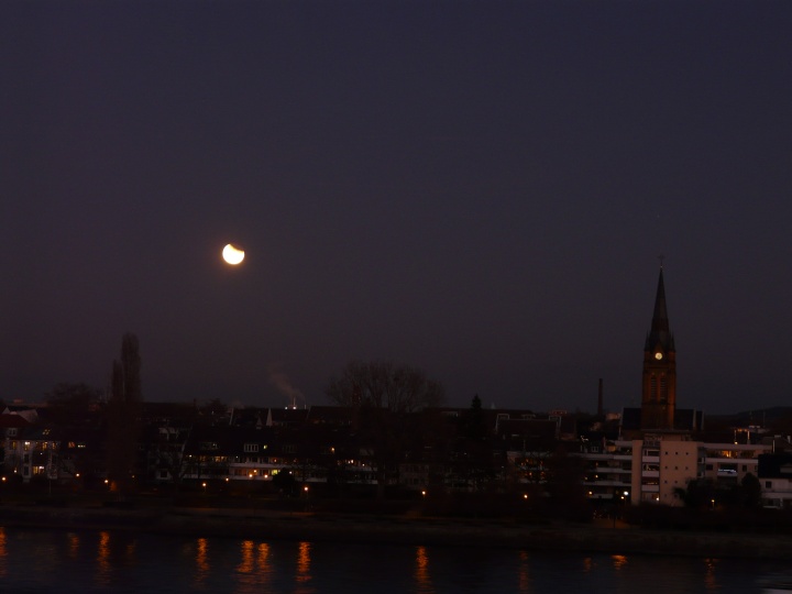 Der Mond neben der Beueler Kirche St. Josef