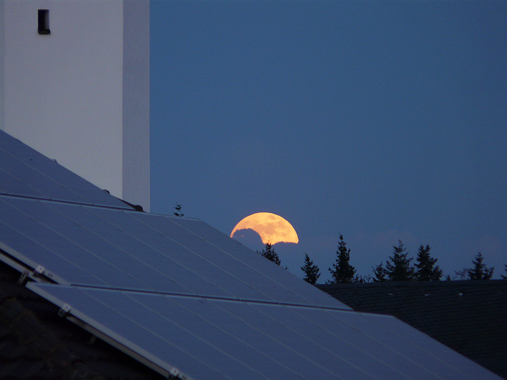 Erster Blick auf den Mond