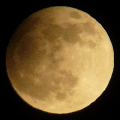 Die Halbschattenfinsternis ist bereits weit fortgeschritten