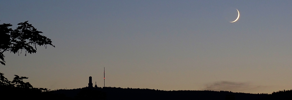 Zunehmende Mondsichel über dem Feldberg (Taunus), aufgenommen am 27.05.2017 in Oberursel